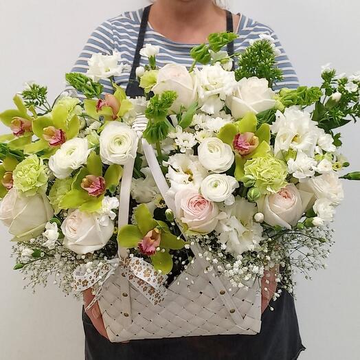 Basket with flowers "Manatee"