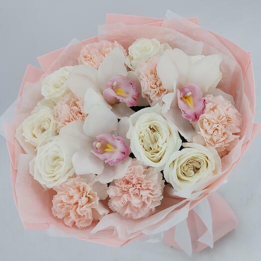 Bouquet of roses and orchids