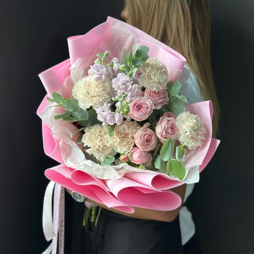 Букет с кустовой пионовидной розой и диантусами Love Story💞