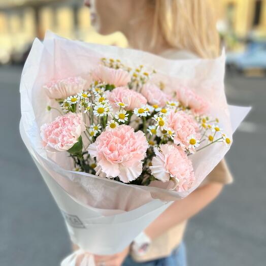 Букет из гвоздик и ромашек