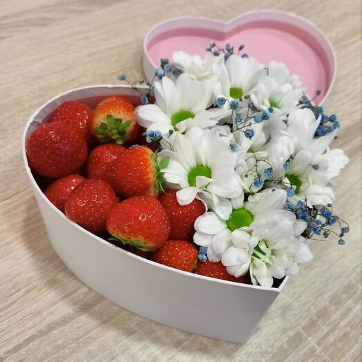 Коробка с клубникой и хризантемой