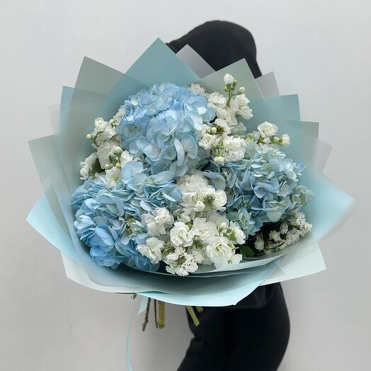Букет из голубой гортензии и маттиолы💙