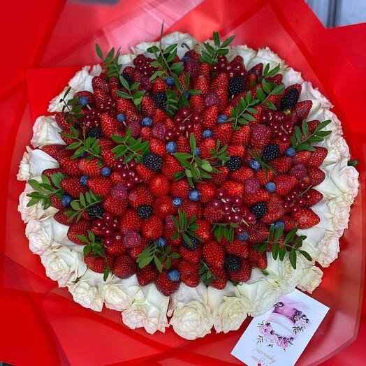 Клубника с цветами