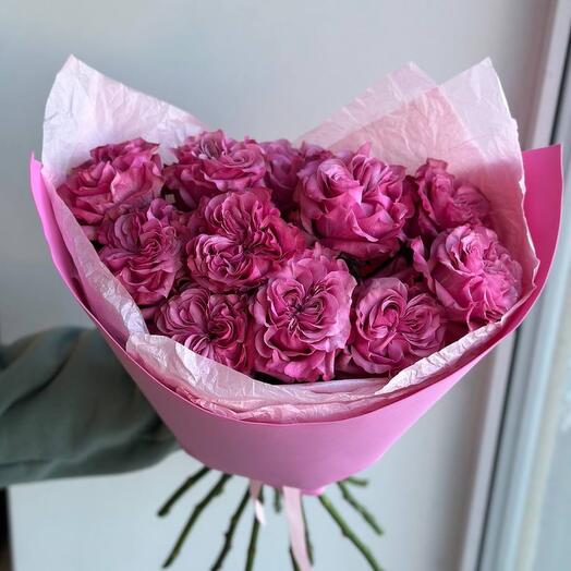 1047 Bright bouquet of 11 peony roses