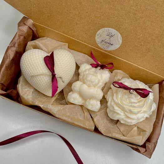 Подарочный набор свечей молочного цвета