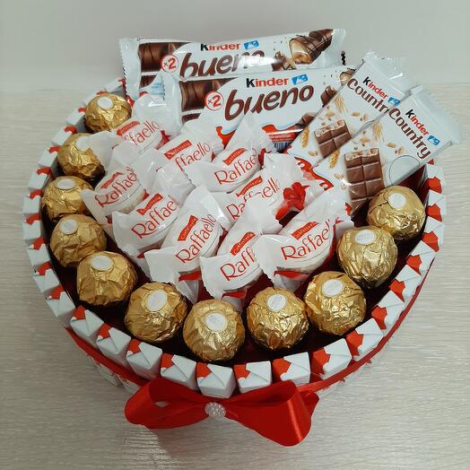 Торт из сладостей Kinder