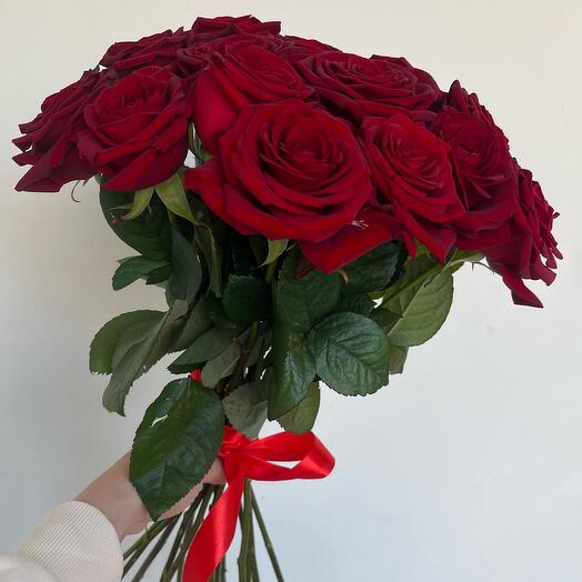 Ramo de rosas bajo la cinta