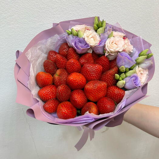 Букет из клубники и цветов