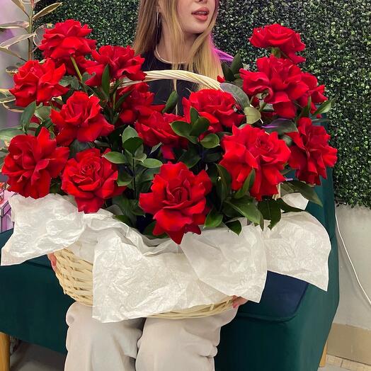 Французские красные ажурные розы в корзине