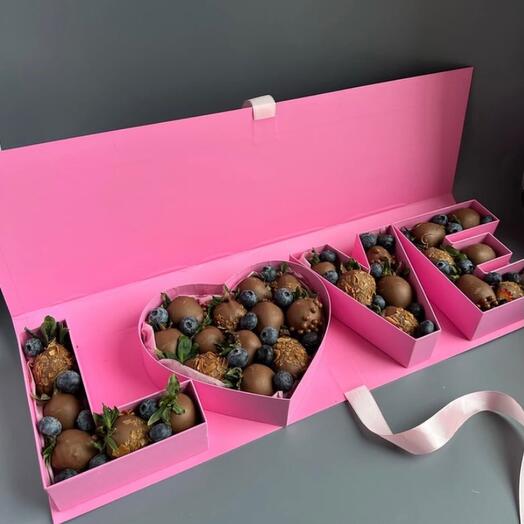 Клубника в шоколаде в коробке LOVE, на 8 марта