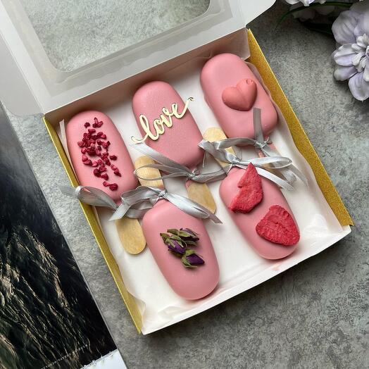 Муссовые чизкейки эскимо Love с клубничной начинкой