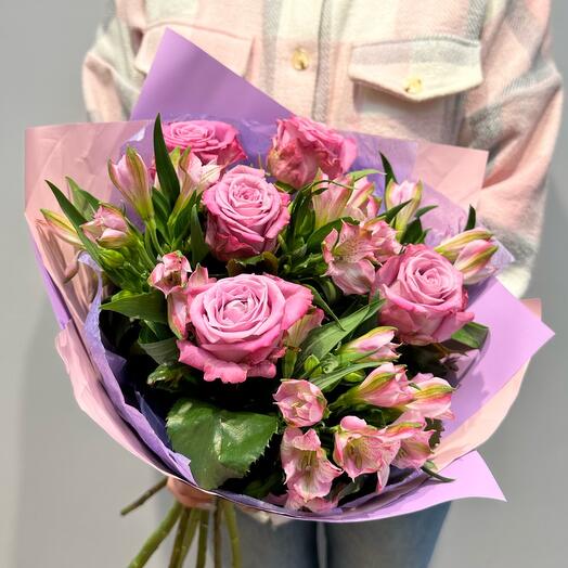 Букет из роз и альстромерий