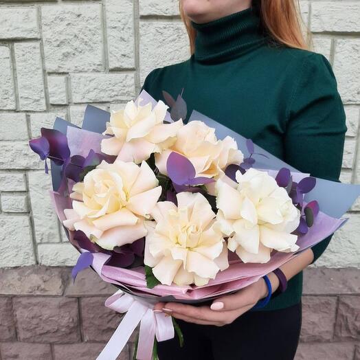 Букет из кружевных роз с эвкалиптом "Элегия"