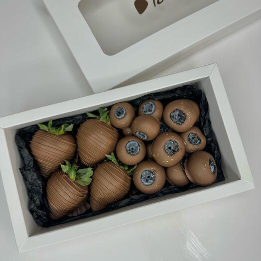 Şokoladla örtülmüş çiyələk və yaban mersini