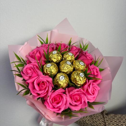 Букет из конфет Ferrero Rosher с 11 розовыми цветами из мыльных роз
