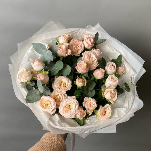 Букет из пышной кустовой розочки и эвкалипта