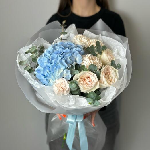 Bouquet 204 with blue hydrangea and fragrant roses
