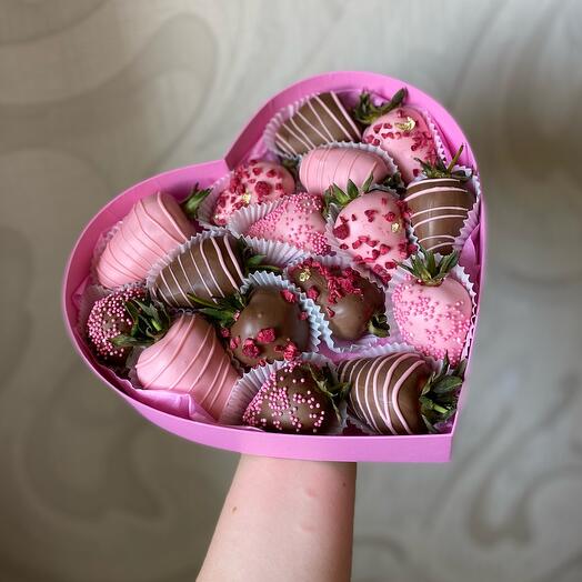 Сердце розовое с клубникой в шоколаде