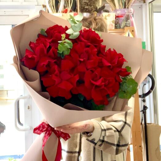 Букет Бархатные розы. 7 шт красных французский роз с эвкалиптом