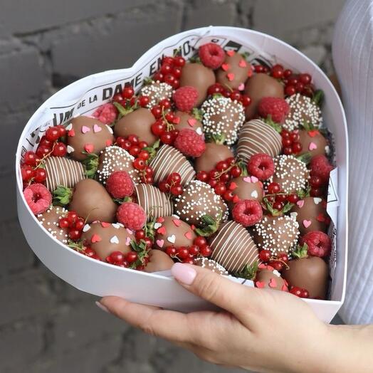 Клубника в шоколаде сердце с малиной