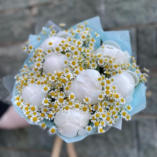 Нежный букет из белых пионов и ромашек🫶🏼