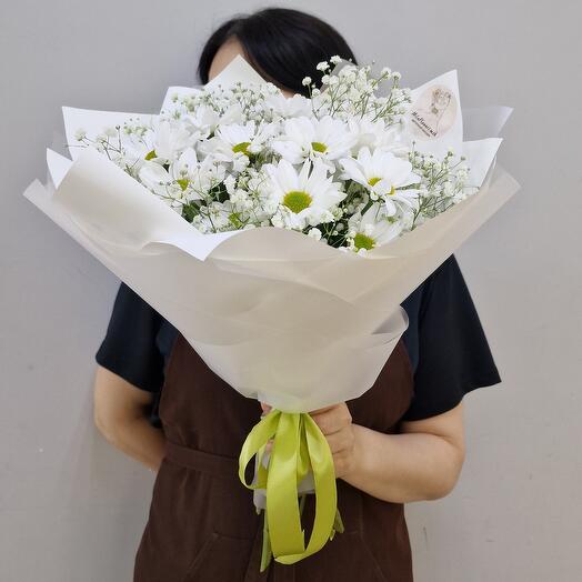 Ramo de crisantemos arbustivos y gypsophila