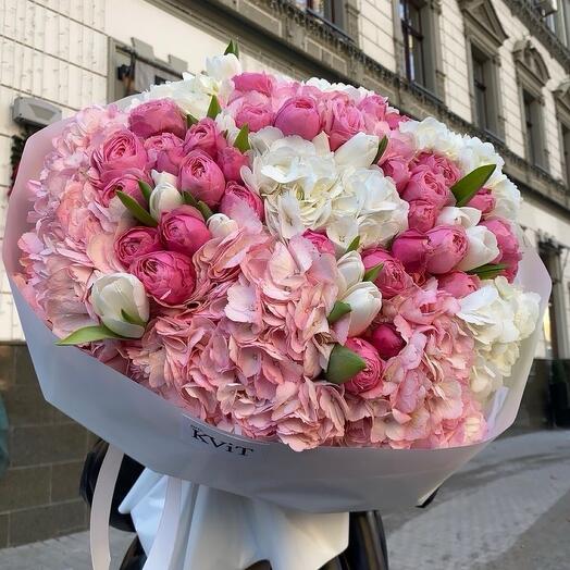 Большой букет из гортензий, кустовых роз, тюльпанов