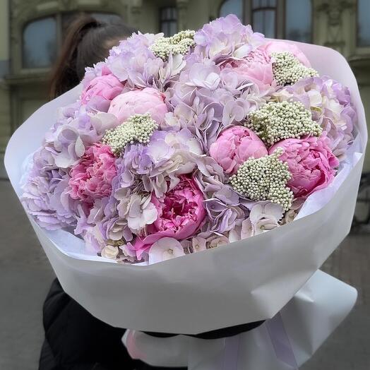 Авторский красивый букет. Сиреневые. гортензии. с розовыми. пионами