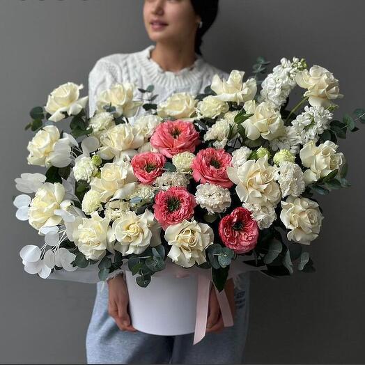 Цветы в шляпной коробке