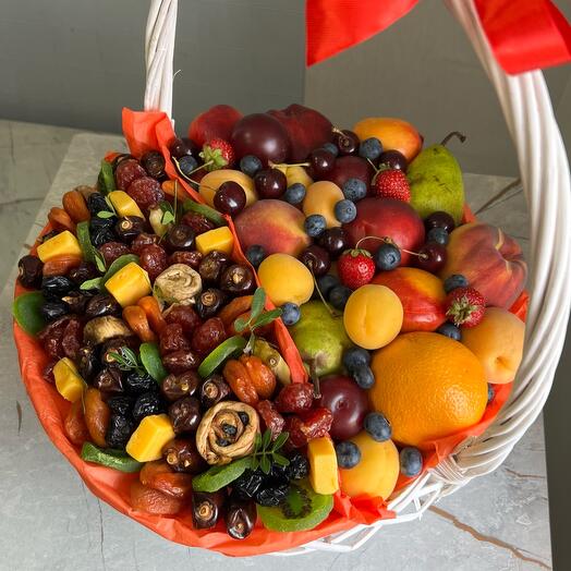 Корзина из фруктов и сухофруктов