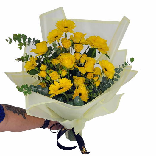 Majestic Yellow Rose Bouquet