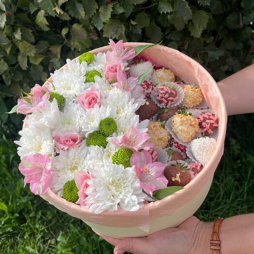 Arreglo con flores y fresas