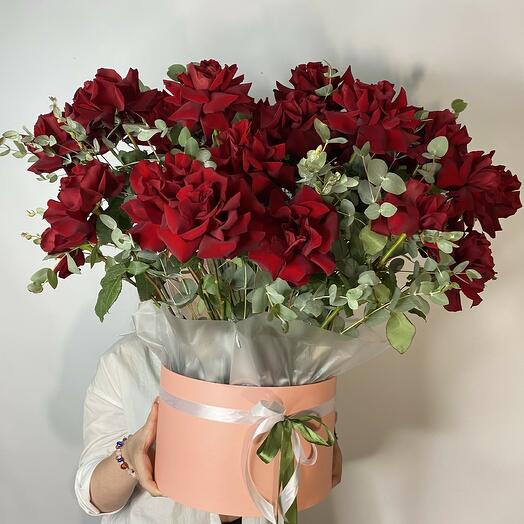 Крупные розы в коробке