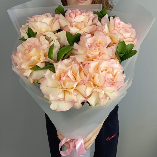 Bouquet of 7 lush French roses for your beloved