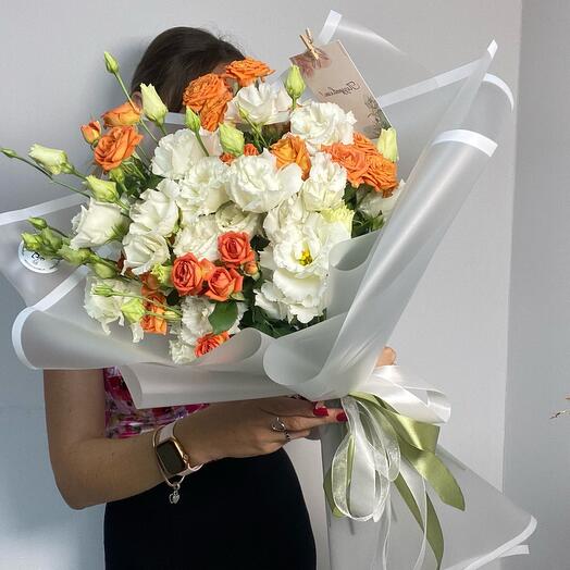 Букет с оранжевыми кустовыми розами и белой эустомой (лизиантус)