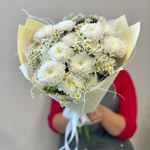 Bouquet of bush chrysanthemums and field daisies