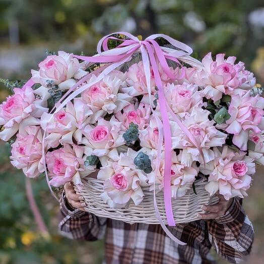 Корзина-гигант с французскими розами и эвкалиптом