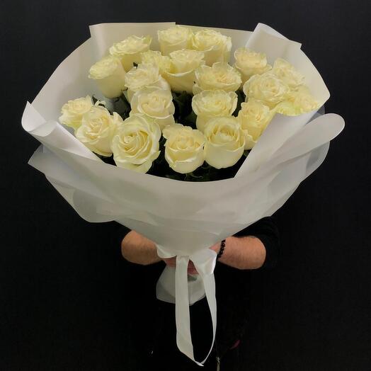Monobucket of roses in the amount of 21 pieces in a white package