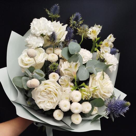 Bouquet🔹"Menthol bliss" (snow-white bouquet of roses with blue details in the form of an eryngium)