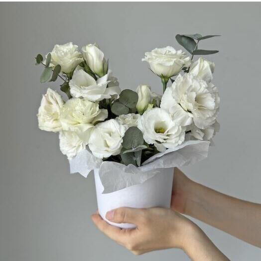 Композиция с белой эустомой и эвкалиптом