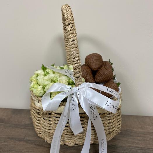 Корзина с цветами и клубникой в шоколаде