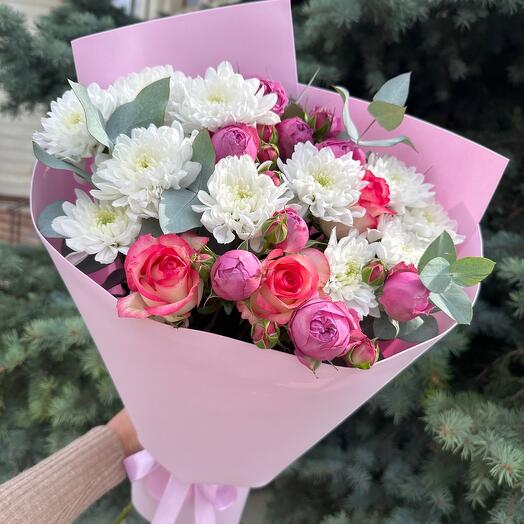 Ramo prefabricado con rosas y crisantemo y eucalipto