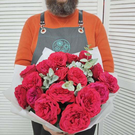 Пионовидные кустовые розы и эвкалипт