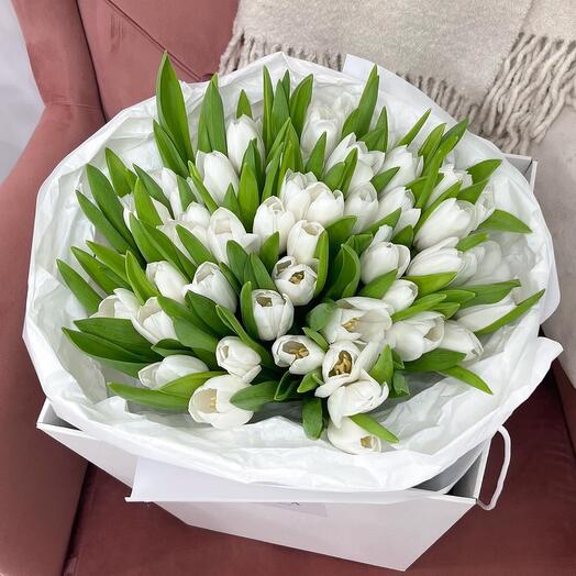 Белые тюльпаны в упаковке Luxury Flowers