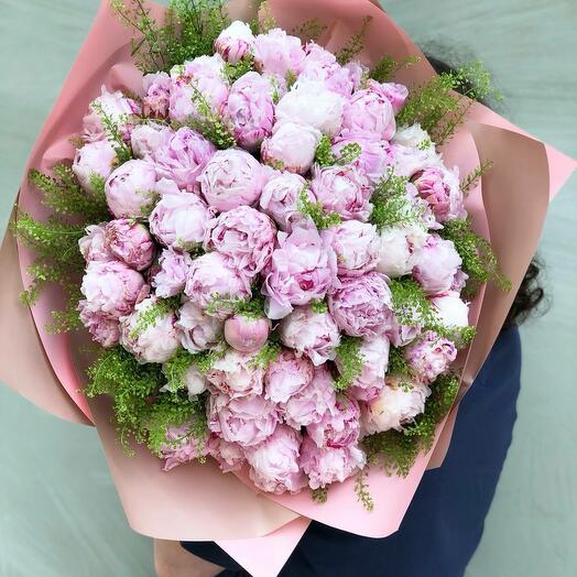 Bouquet of 51 mixed peonies and nephrolepis