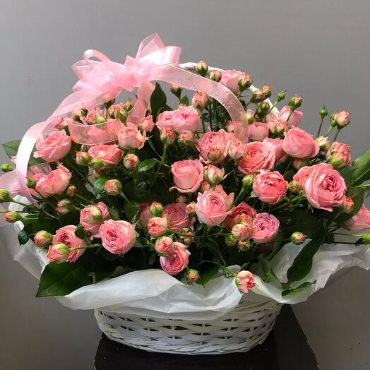 Cesta de rosas de arbusto