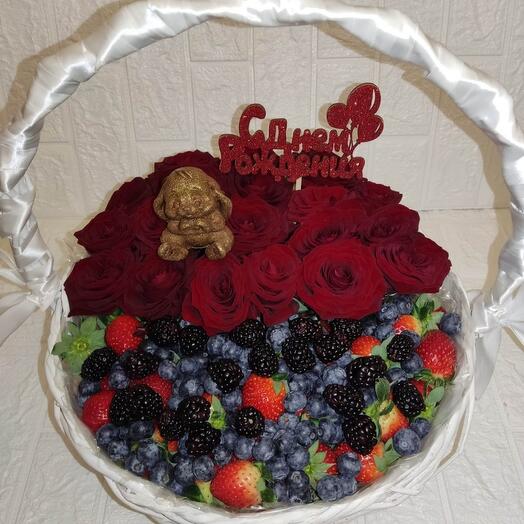Корзина с цветами и клубникой