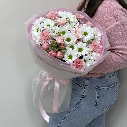 Букет Lolita из кустовой розы мадам бамбастик, кустовой ромашки и диантусов