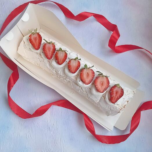Меренговый рулет с клубничным декором