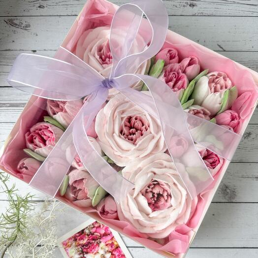 Композиция с зефирными пионами Peony